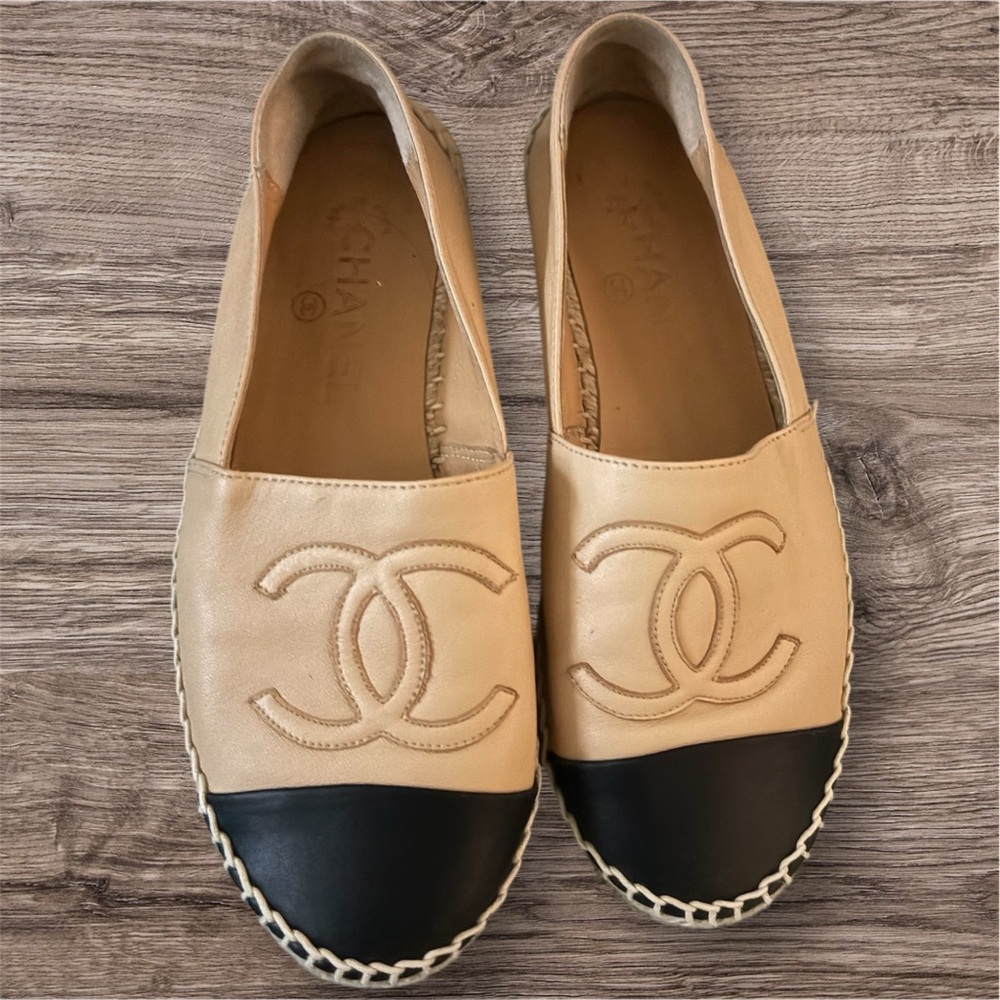 CHANEL Cream and Black Espadrille Flats